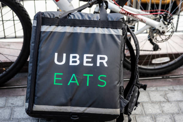 En la imagen se ve una bolsa de la empresa Uber Eats 