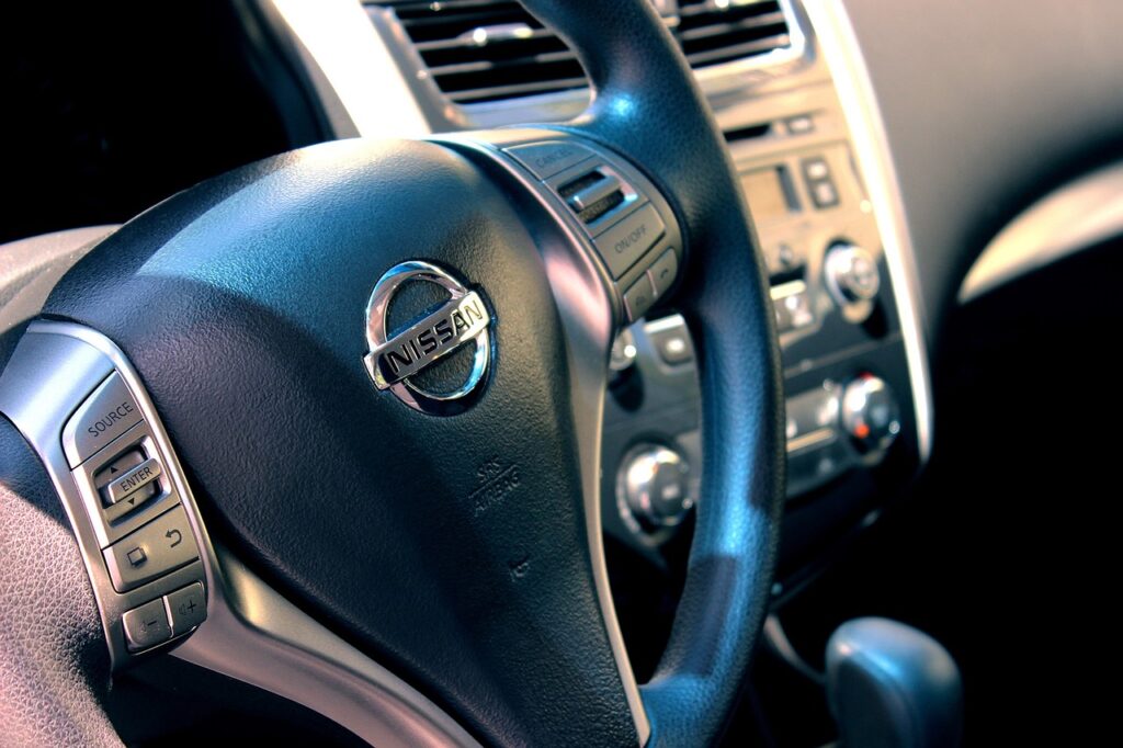 Interior de un vehículo  teléfono Nissan